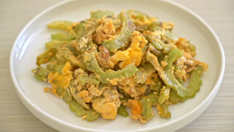 calabaza amarga salteada con huevo en el plato