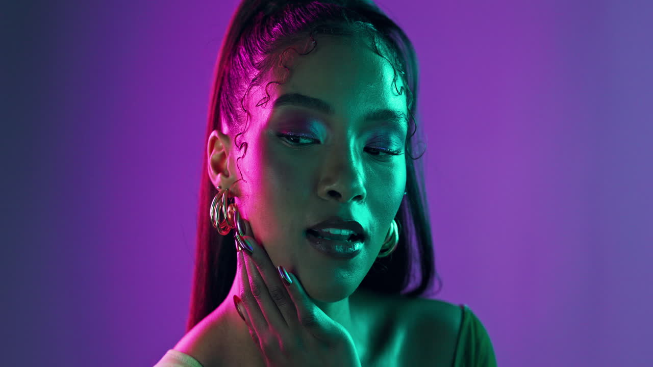 retrato de mujer elegante con iluminación de neón