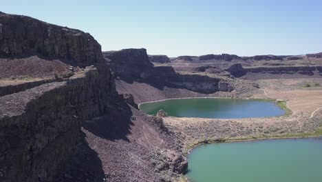 flight along basalt rock cliffs over ancient lakes in potholes coulee