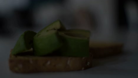 sombras que corren en el trago constante de tostadas de aguacate