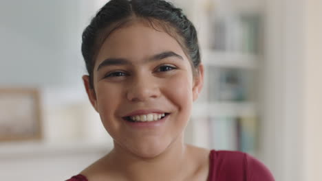 Porträt-Eines-Schönen-Hispanischen-Mädchens-Mit-Lächelndem,-Glücklichem-Kind,-Das-In-Die-Kamera-Blickt-Und-Das-Kindheitsglück-Zu-Hause-Genießt