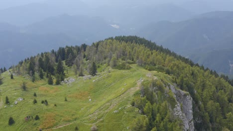 antena sobre la ladera de la montaña en ursla gora en eslovenia