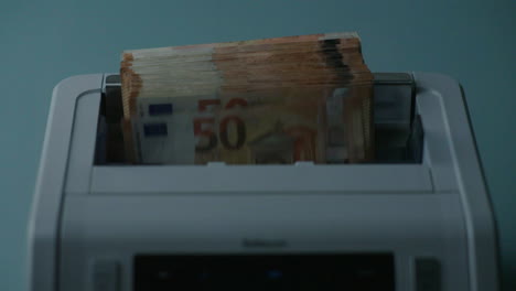 euro-banknoten in einer zählmaschine