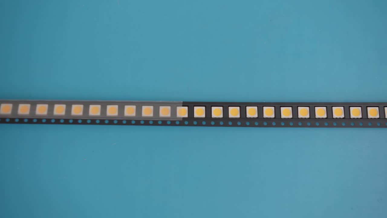 abrir, despegar la lámina de los componentes electrónicos a mano