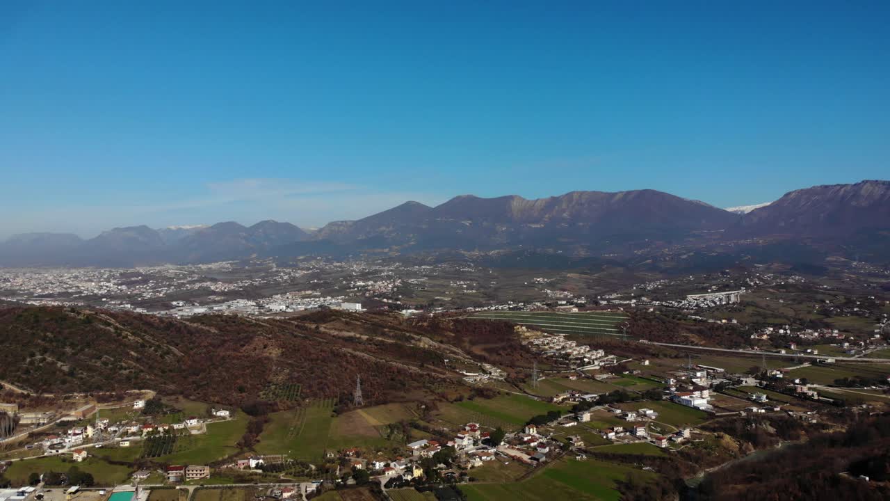 áreas suburbanas cerca de la capital de tirana con nuevos pueblos rodeados de montañas