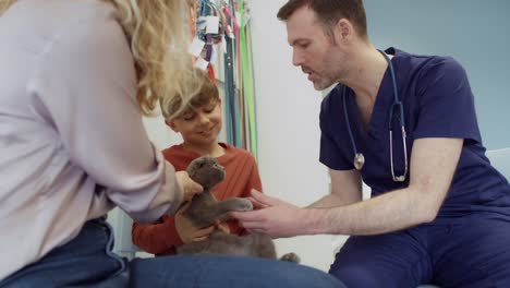 Una-Mujer-Con-Un-Niño-Y-Un-Gato-Tiene-Una-Visita-Al-Veterinario.