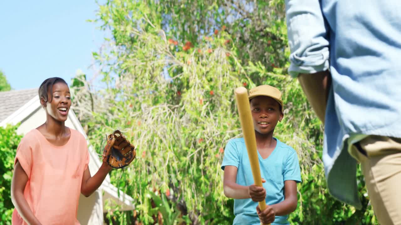 야구를 하는 가족