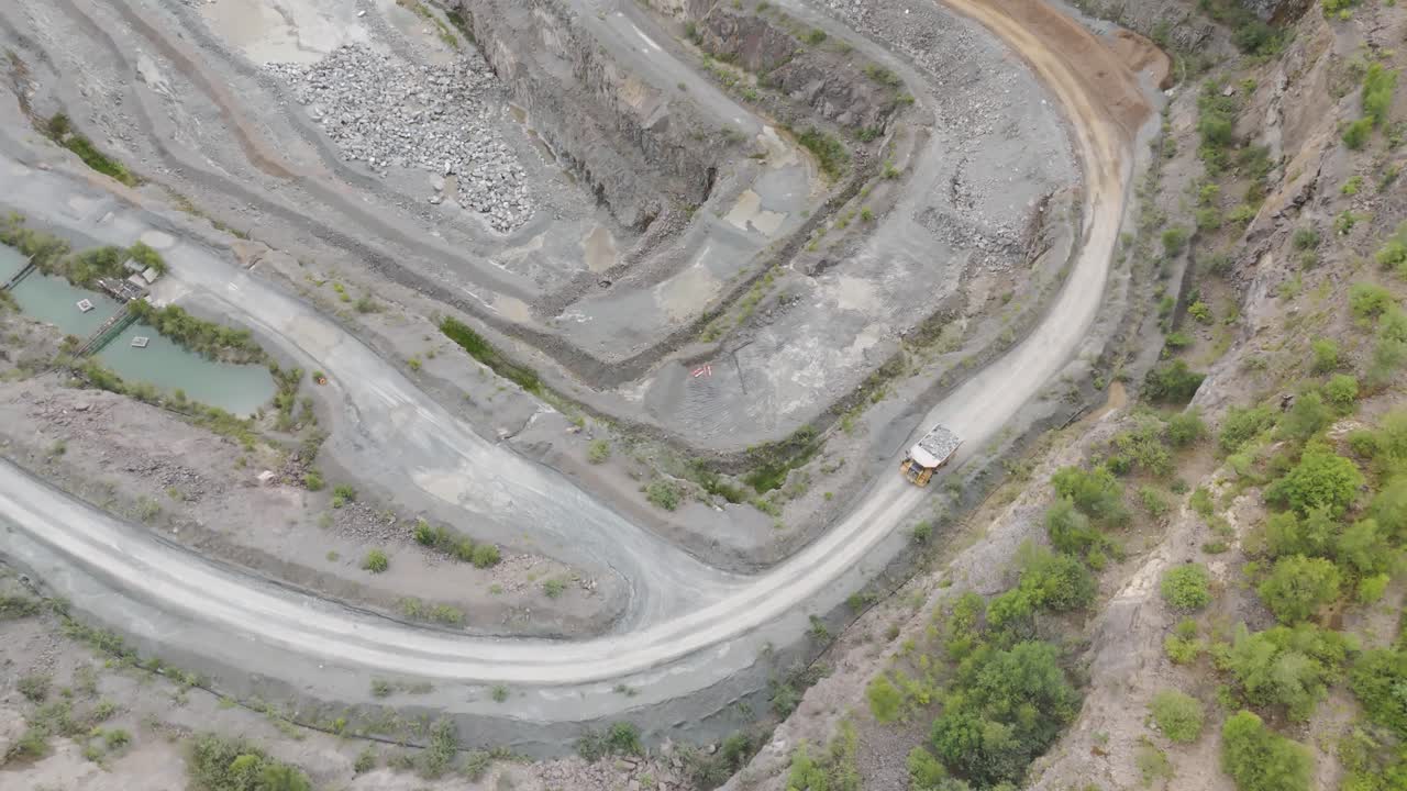 vista de avión no tripulado de un camión industrial que transporta agregados desde el suelo de la cantera, haciendo hincapié en el transporte de materias primas