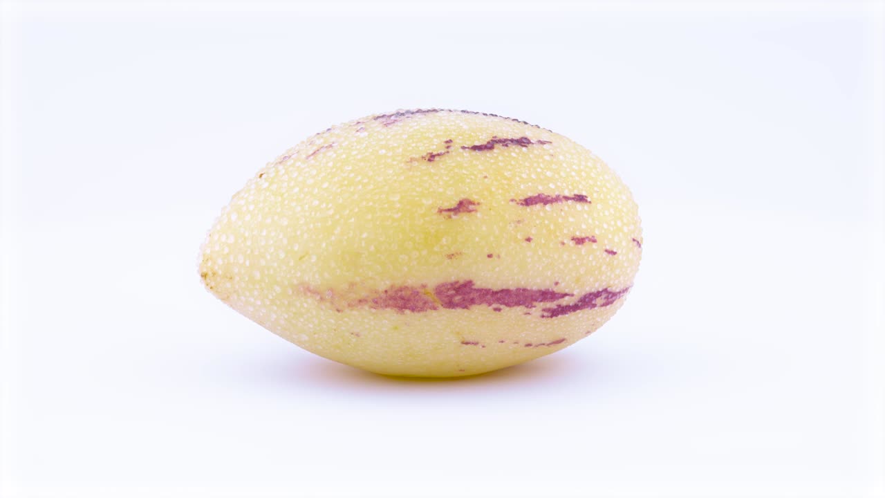 물방울과 함께 한 전체 성숙 된 노란 페피노, 회전 테이블에 회전, 색 배경에 고립, 클로즈업, 매크로.