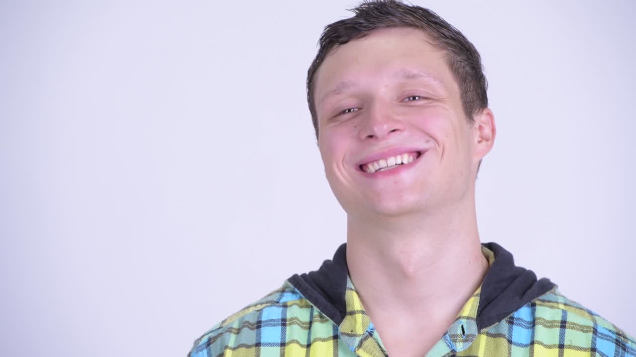 joven feliz y guapo hombre hipster