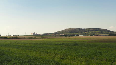 Campos-Debajo-De-La-Colina-Sváty-Kopecek-En-El-Paisaje-De-Moravia,-Disparo-De-Drones-Dolly