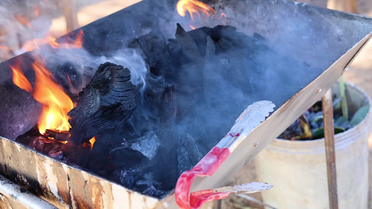 나무 석탄은 불타고 강렬한 불꽃으로 불타고 있습니다.