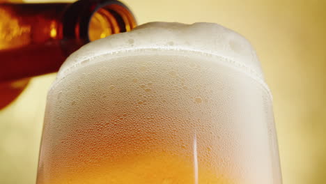 vertiendo cerveza en un vaso