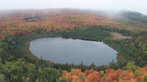 Panorama-Aéreo-Del-Lago-Oberg-En-Minnesota-Durante-El-Otoño