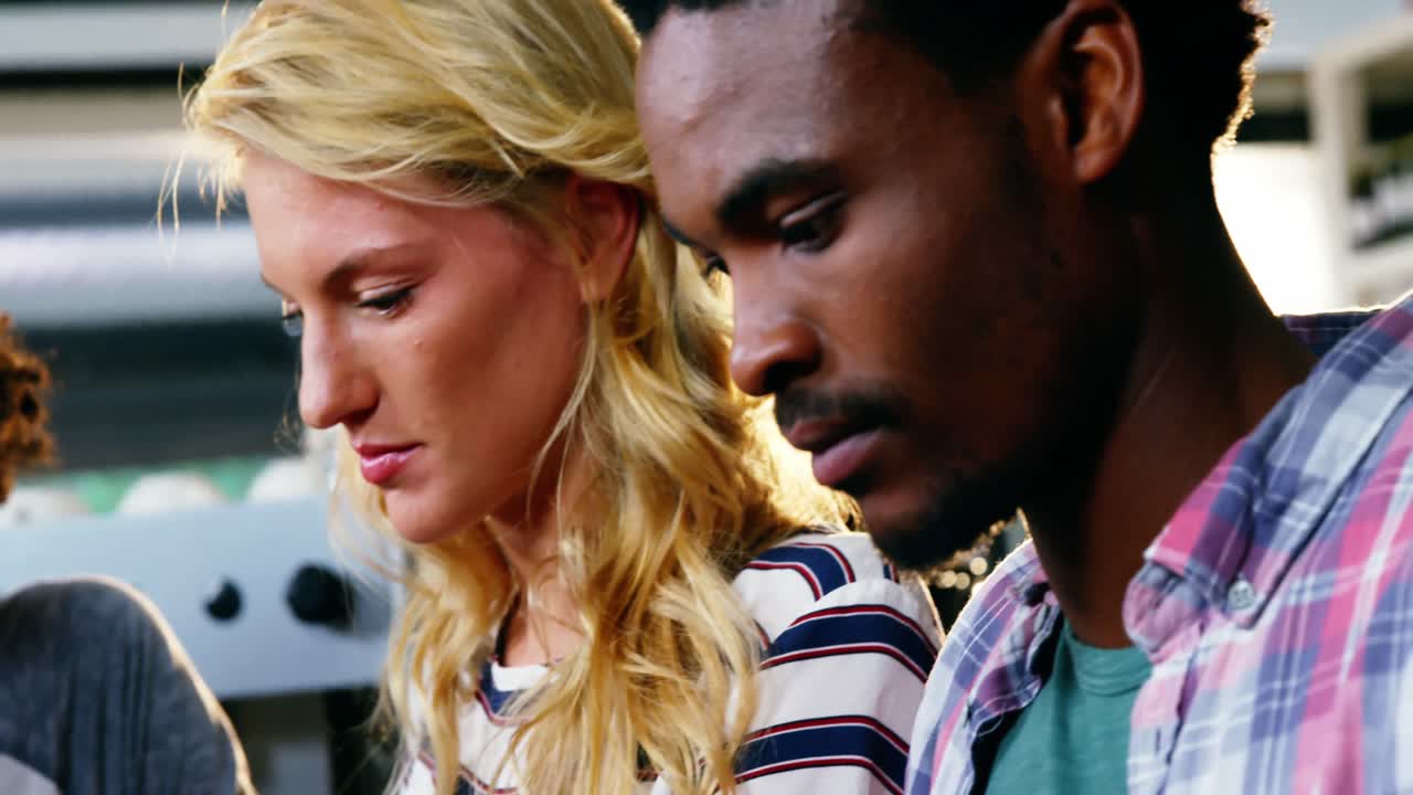 amigos que usan tabletas digitales y portátiles