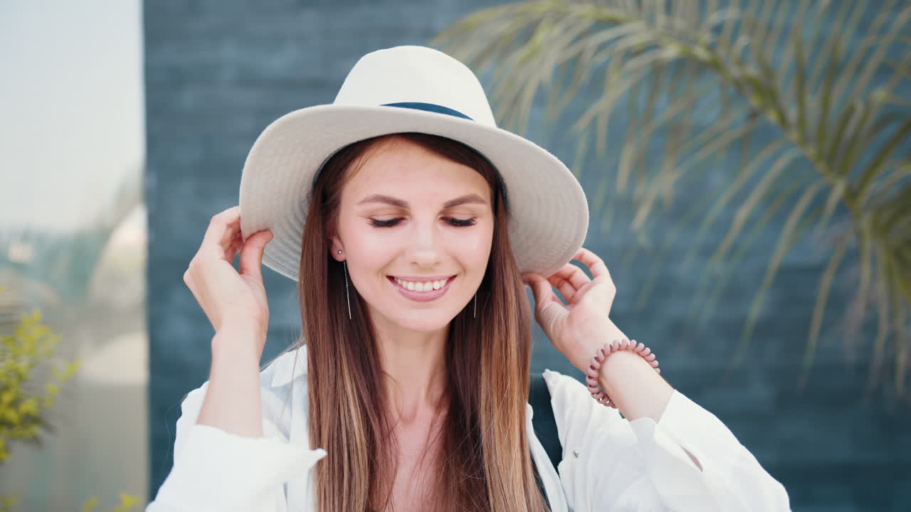 야외에서 웃는 여자