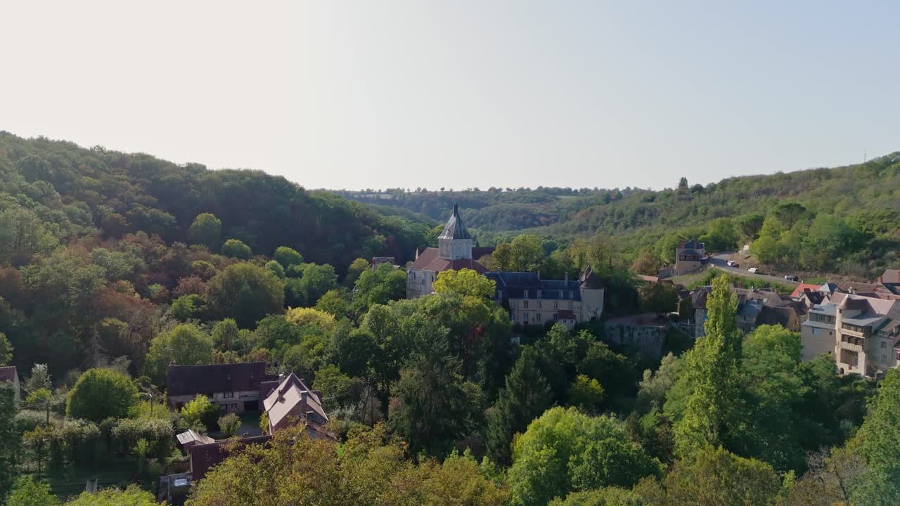vista aérea de la aldea de gargilesse y su castillo, francia