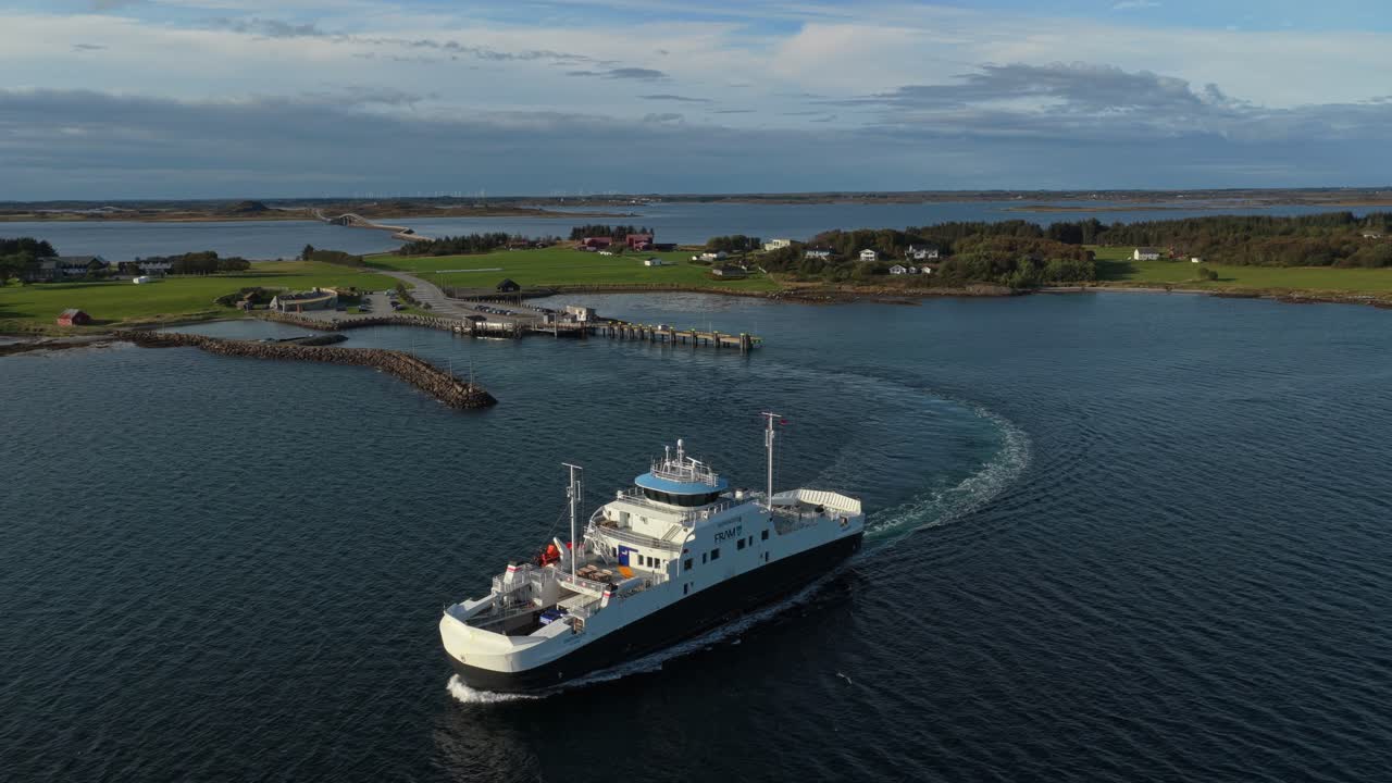 Skepp navigerar bort från Smola-kusten, flygscen från Norge