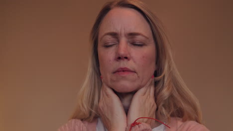 woman checking her thyroid