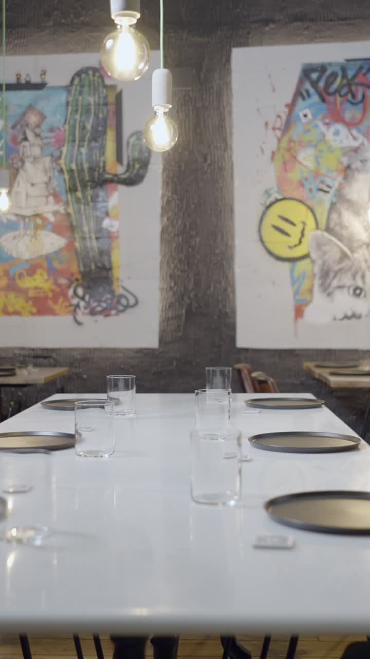 Tavolo di ristorante moderno con decorazioni a graffiti