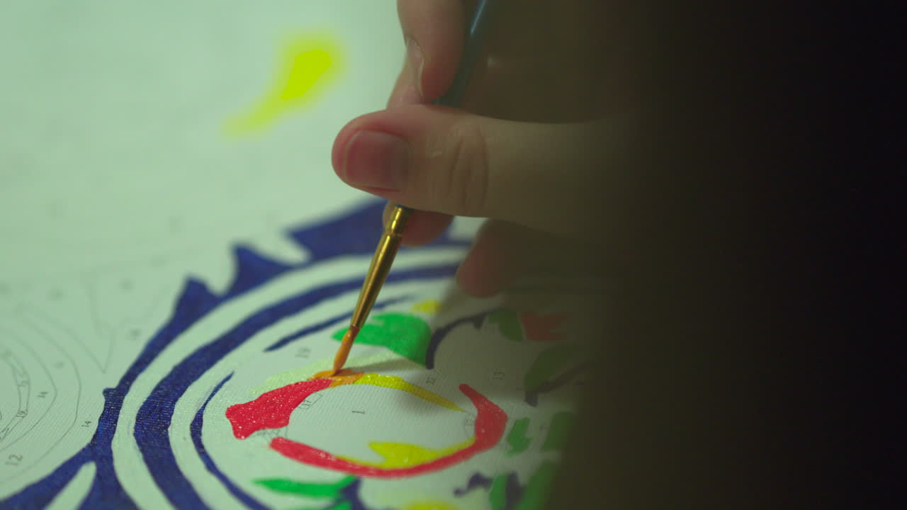 primer plano de pintura con pincel en una pintura por números de lienzo