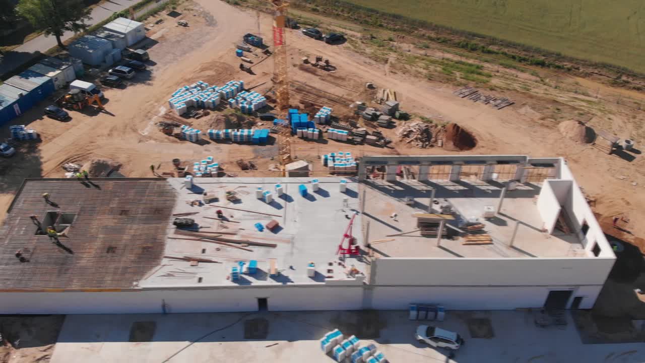 construcción de un edificio de salas y oficinas, con una grúa parada en el medio del sitio de construcción