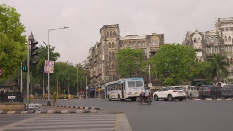 Tráfico-En-El-Cruce-Cerca-De-La-Puerta-De-Entrada-De-La-India-En-Mumbai