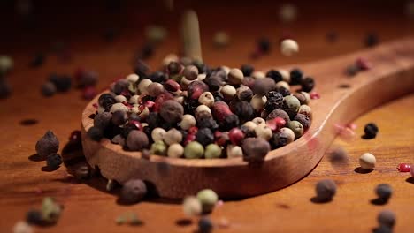 granos de pimienta mezclados. mezcla seca de granos de pimienta de cerca