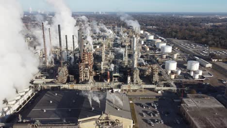 Buena-Antena-Sobre-Una-Enorme-Refinería-De-Petróleo-A-Lo-Largo-Del-Río-Mississippi-En-Louisiana-Sugiere-Industria,-Industrial,-Contaminación