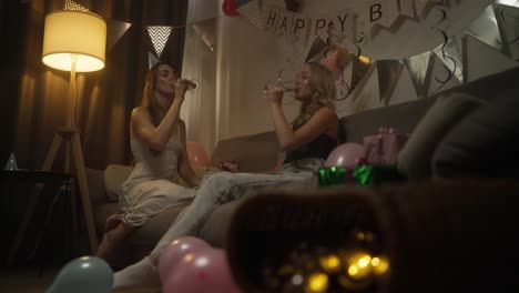 dos mujeres celebrando un cumpleaños en casa