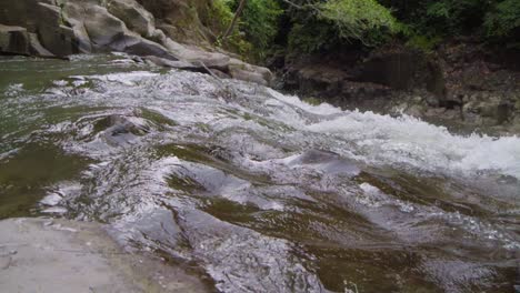 Zeitlupe-Des-Fließenden-Wassers-Am-Goa-Rang-Reng-Wasserfall-In-Bali,-Indonesien