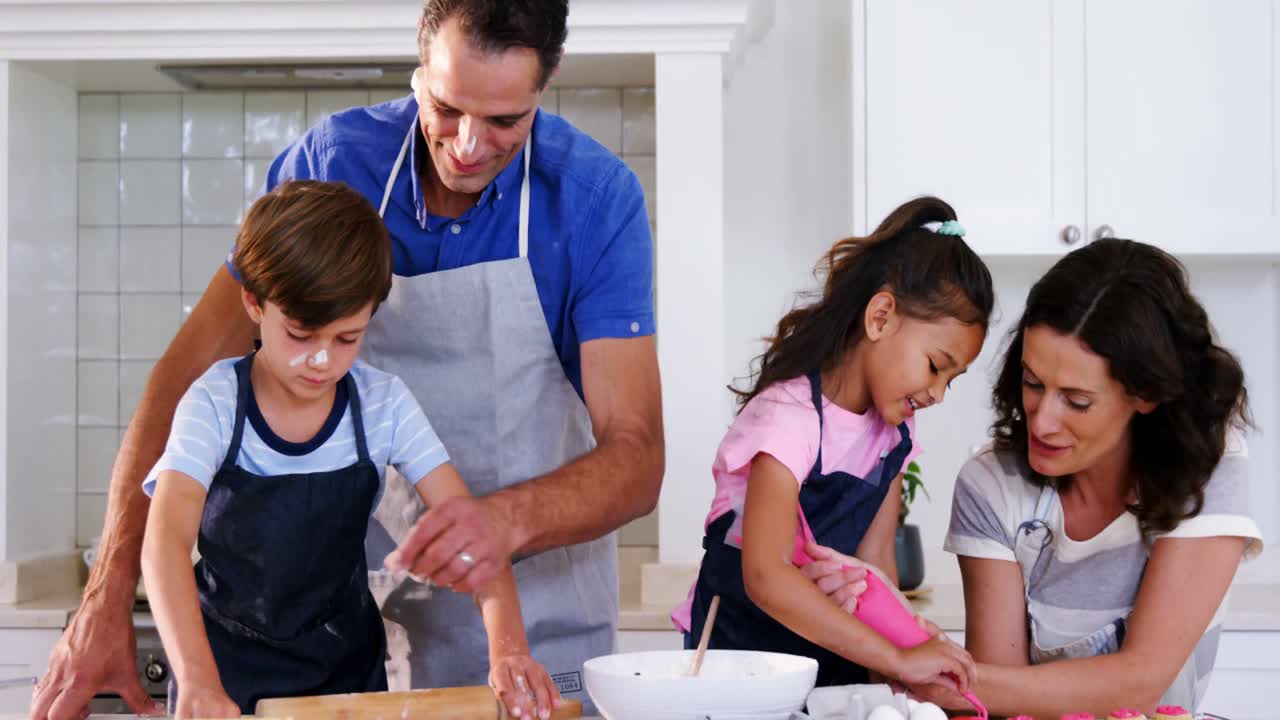 familia feliz preparando galletas en la cocina