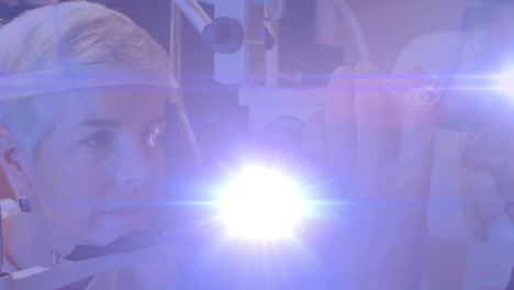 animación de rastros de luz sobre diversos médicos y pacientes utilizando una lámpara de rendija
