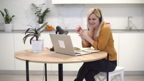 Frau-Arbeitet-Mit-Laptop-In-Heller-Küche.-Covid-19-Coronavirus.-Soziale-Distanzierung