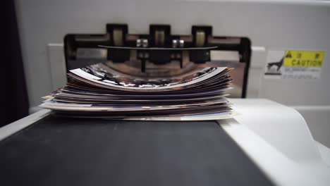 imágenes impresas en papel fotográfico en un estudio de laboratorio de impresión fotográfica
