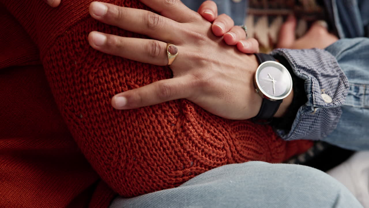 пара, держащаясь за руки, крупный план любви и связи