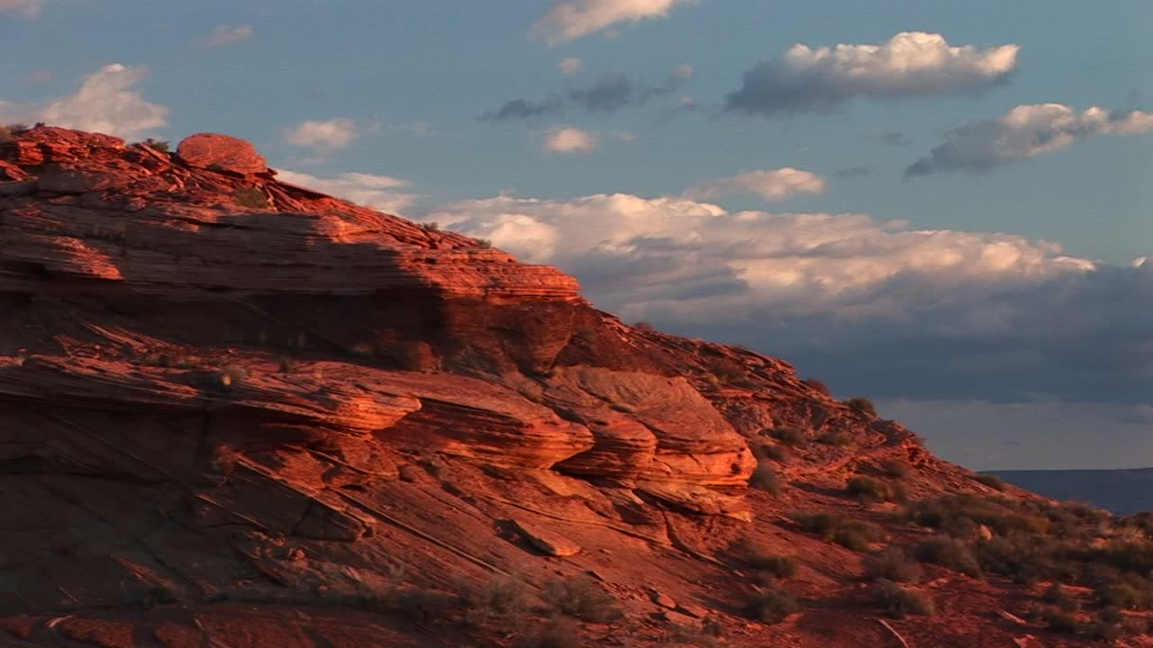 lake powell 애리조나 근처 사암 절벽의 중간 샷