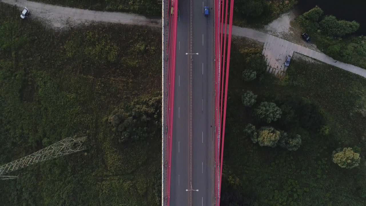 снимок с воздуха вантового моста на реке мотлава в гданьске, польша