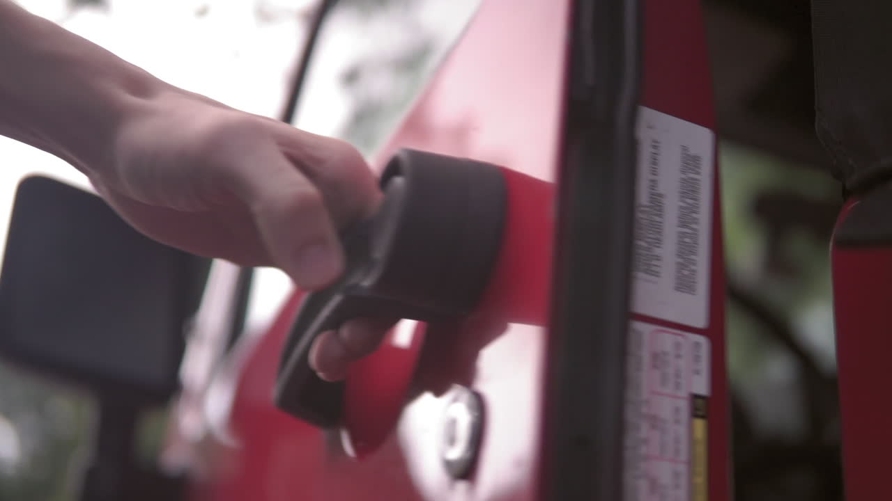 자동차 문을 열고 안으로 들어가는 남자의 손을 닫습니다