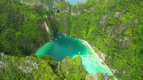 Vista-Aérea-épica-De-La-Bahía-De-Pi-Leh-En-Forma-De-Corazón-Con-Laguna,-Barcos-Turísticos