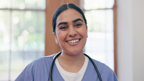 Rostro,-Mujer-Y-Médico-Con-Una-Sonrisa-Para-La-Atención-Sanitaria