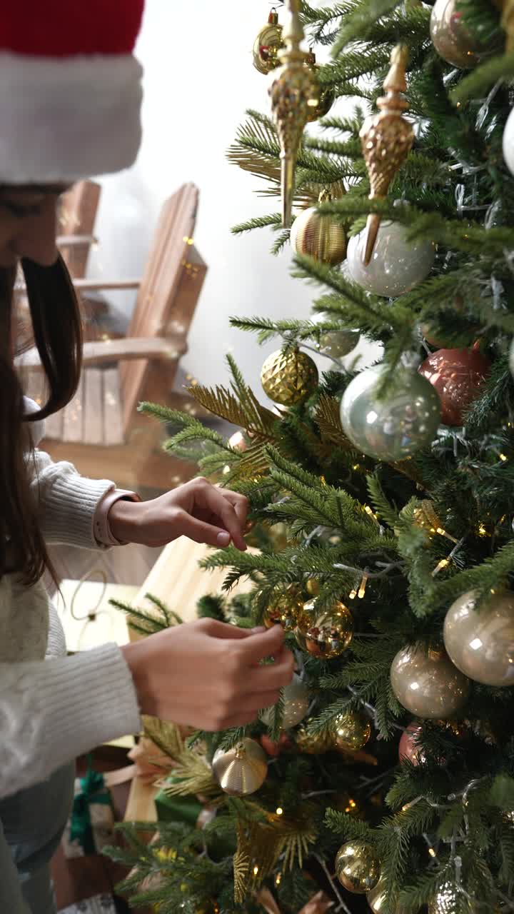 manos decorando un árbol de navidad