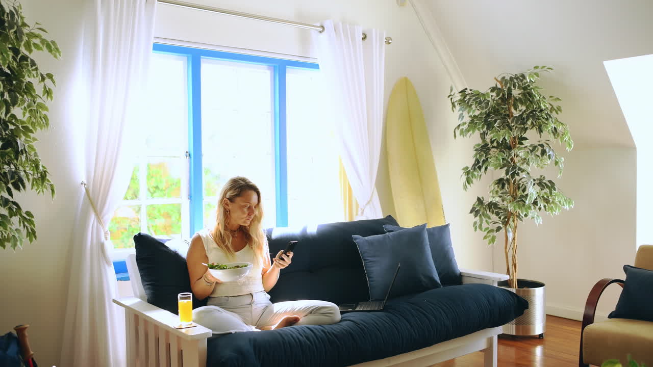 ⁇ 러드를 먹고 연결을 유지하세요.