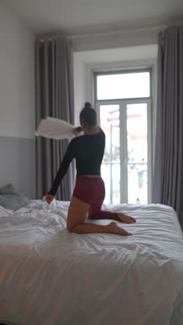 mujer jugando en su dormitorio
