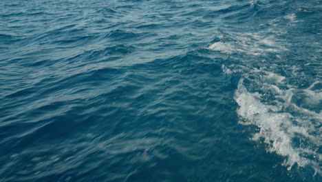 Hermosas-Olas-Azules-Causadas-Por-Un-Barco