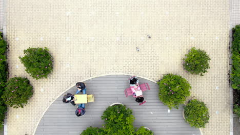 video con drone en cámara cenital del parque de la 93 en bogota colombia.