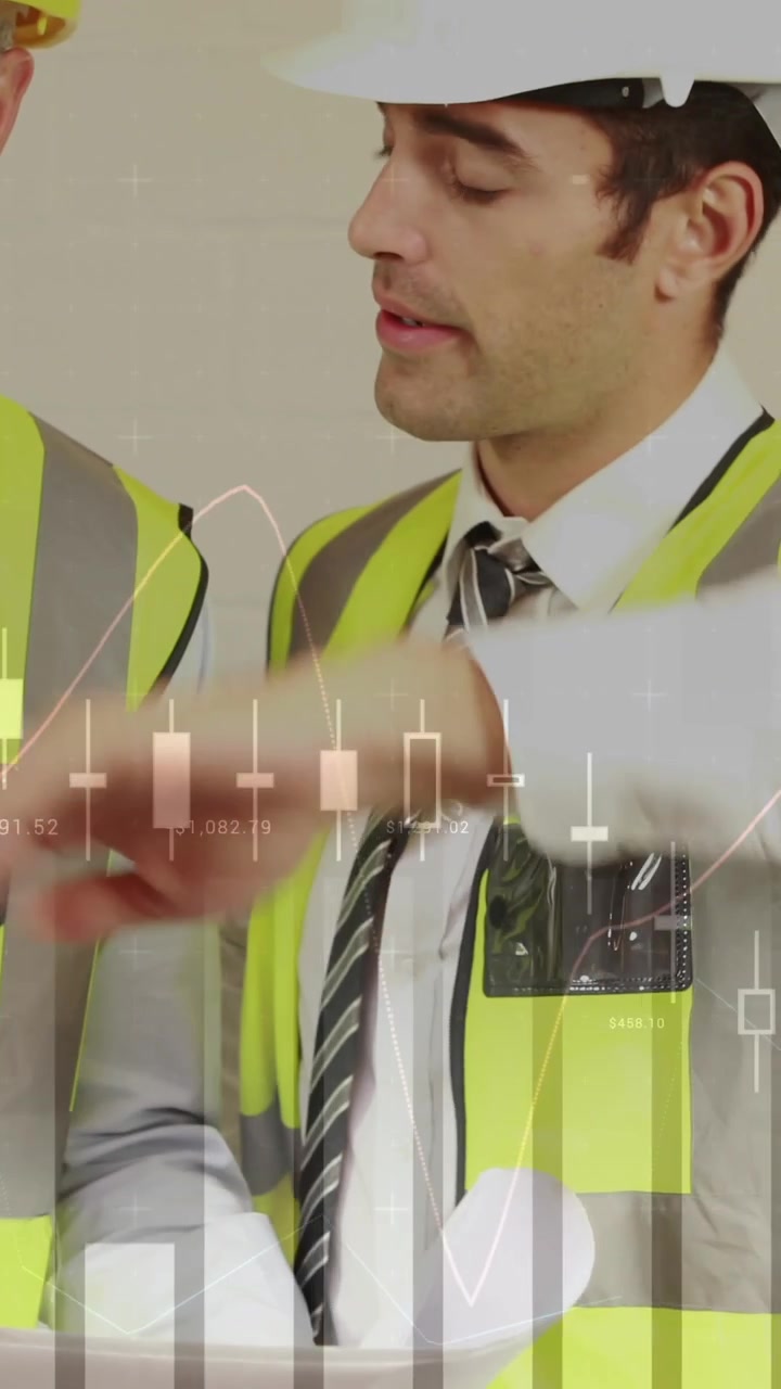 Arquitectos revisando planos de construcción 4K