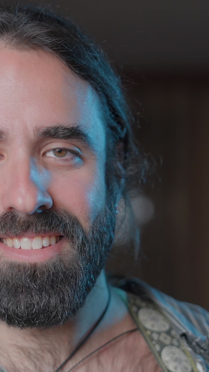 Musicista barbuto che suona la chitarra acustica e ritratti espressivi