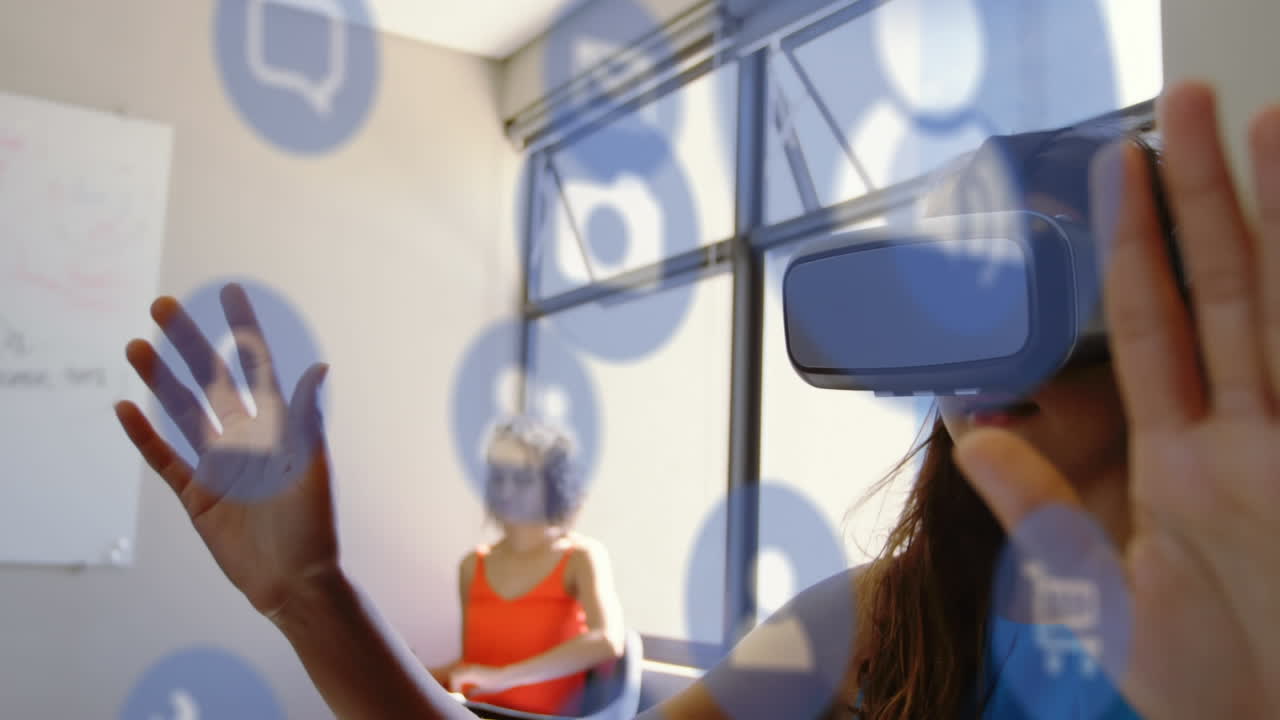 animación de iconos de las redes sociales sobre una mujer biracial que usa auriculares vr