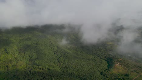 vista de izquierda a derecha con drones, sobre montañas en un día nublado con niebla, en curiti colombia
